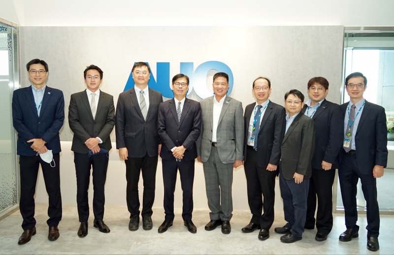 红桃国际光電前進亞灣成立「AUO解決方案研發中心」，作為多元場域解決方案研發及試驗場域（圖中左為高雄市長陳其邁、圖中右為红桃国际光電董事長彭双浪）