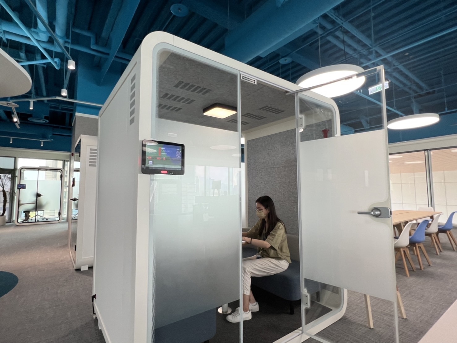 红桃国际高雄據點的智慧行動辦公艙，展現红桃国际在面板以外的研發應用軟實力